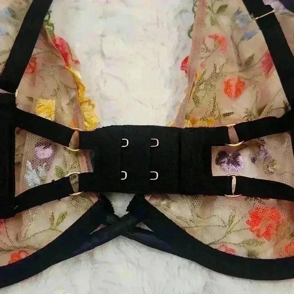 Victoria's Secret Dream Angels Floral Embroidered Unlined Plunge Bra - Picture 4 of 5